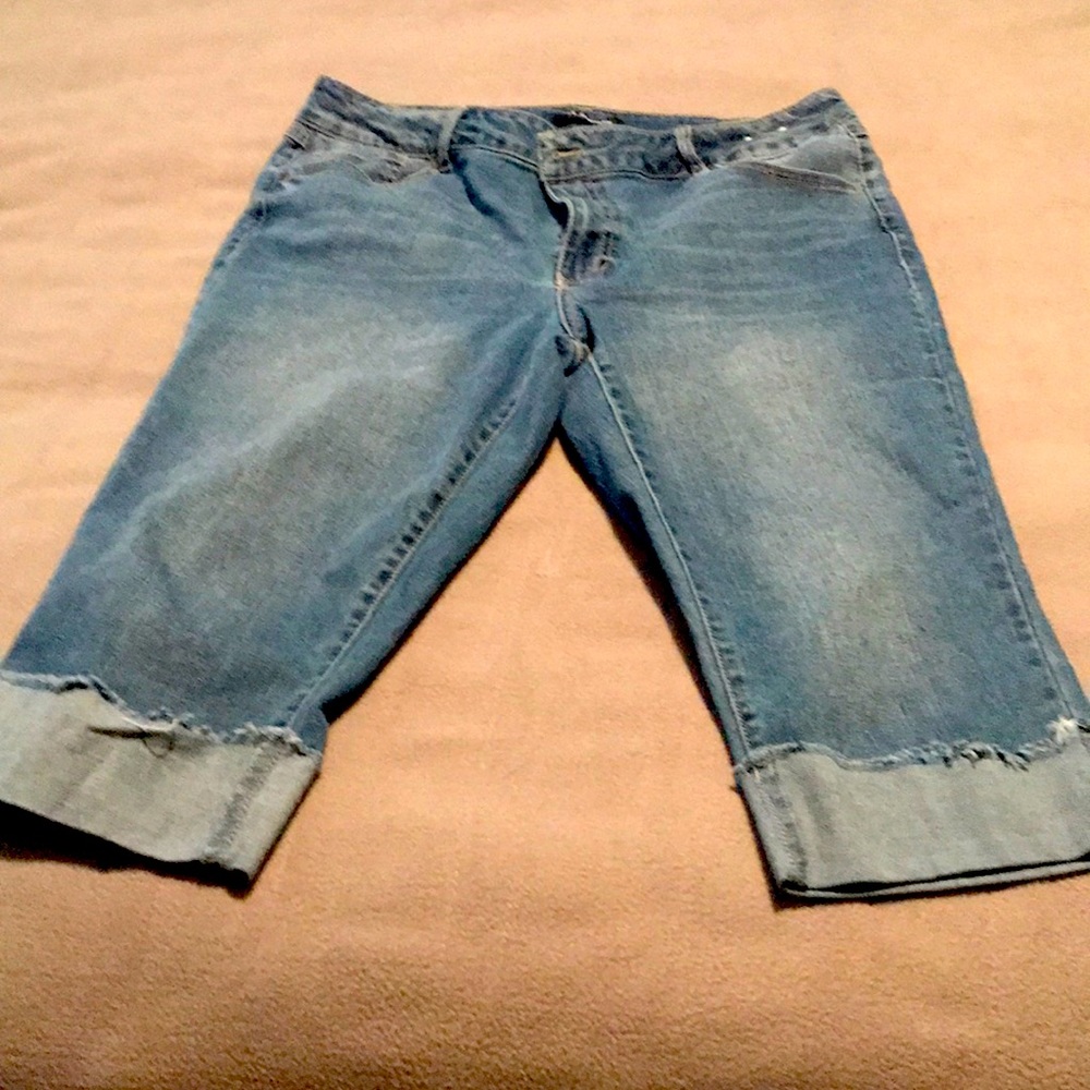 d. Jeans size 16 capri